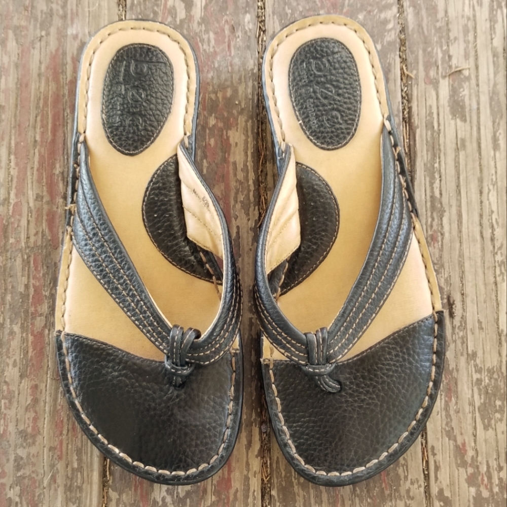 BØC (Born) leather flip flop slide sandals,with cushioned footbed in EUC